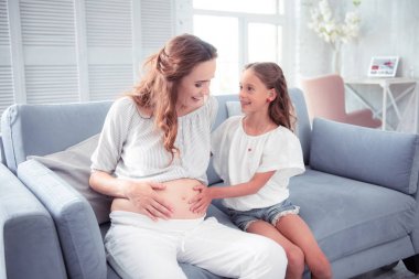 Anne gülümsüyor süre onu büyük kız dokunmadan ona hamile karın