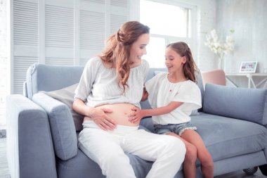 Kızı gelecek küçük kardeşi hakkında mutlu düşünme Feeling