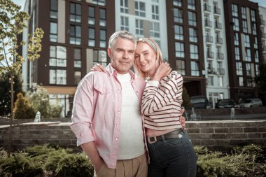 Neşeli güzel evli çift size gülümsüyor