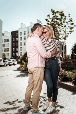 Güzel güzel genç çift sahip olan bir romantik tarih