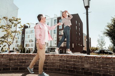 Onun hanımları el tutan pozitif güzel adam