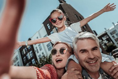 Neşeli mutlu bir ailenin düşük açı