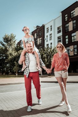 Güzel genç kadın tutan onu kocası el