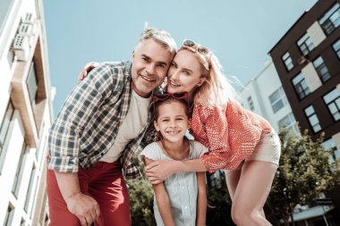 Mutlu neşeli aile bir fotoğraf için poz