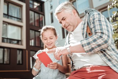 Akıllı telefon ekranında işaret Nice pozitif adam