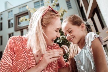 Mutlu güzel kadın beslenme onu kız ile dondurma