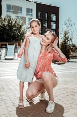 Mutlu güzel kadın kucaklıyor onu sevgili kız