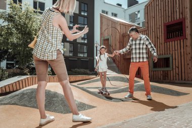 Güzel mutlu kız sürme üzerinde bu kaykay