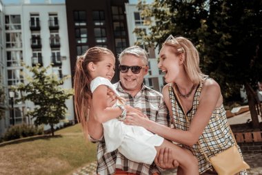 Kızı tutan neşeli güzel pozitif adam