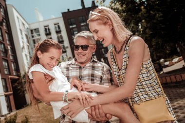 Kızı ile oynayan güzel mutlu kadın