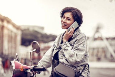 Hoş iyi görünümlü kadın bir telefon görüşmesi yapma