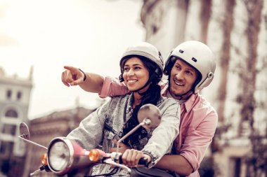 Neşeli iyi adam eliyle işaret