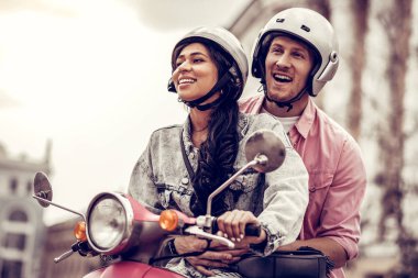 Kafalarına kask takan neşeli güzel insanlar