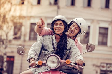 Onun kız arkadaşı arkasında oturan pozitif neşeli adam