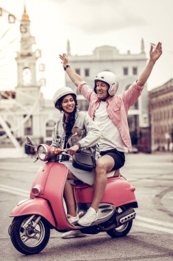 Neşeli yakışıklı adam sahip olan çok arasında eğlence