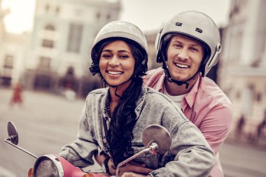 Size gülümsüyor mutlu neşeli genç çift