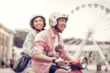 Pozitif memnun kadın tutan üzerinde onun erkek arkadaşı