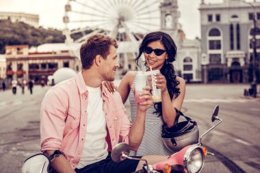 Neşeli pozitif çift onların içecekler ile tezahürat