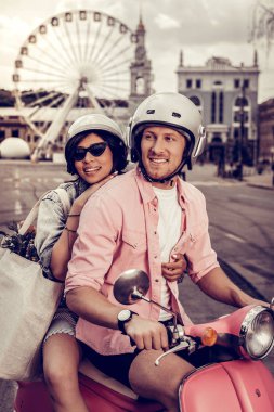 Pozitif güzel çift birlikte bir motosiklet sürme