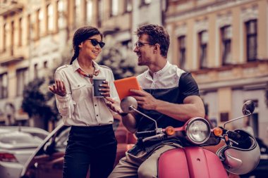 Birbirlerine konuşan mutlu olumlu insanlar