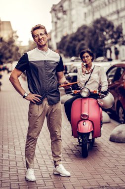 Şehirde kayıp olan mutlu güzel adam