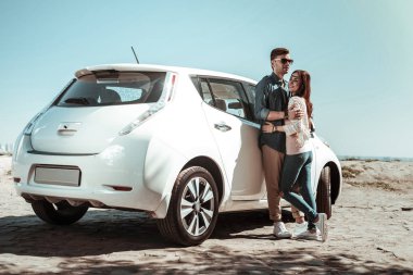 Güzel kız arkadaşı kucaklayan yakışıklı genç