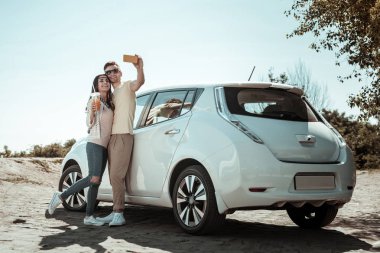 Olumlu mutlu genç aile gezisi sırasında mola var