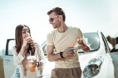 Duygusal sevgi dolu çift akşam yemeği için mola