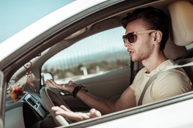 Karışık olan duygusal adam üzerinde odaklanmış fotoğraf