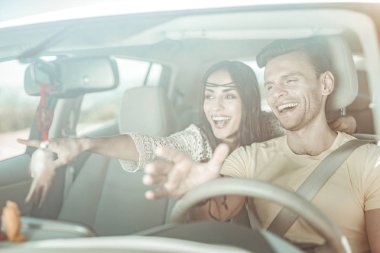 Tek yönde görünümlü neşeli genç insanlar