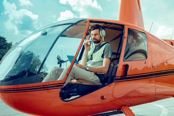 Chico profesional serio en auriculares protectores y chaqueta brillante — Foto de Stock