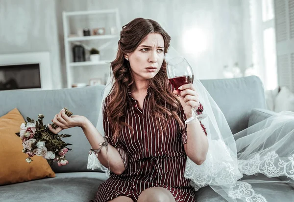 Mujer bebiendo vino mientras se prepara para una boda —  Fotos de Stock