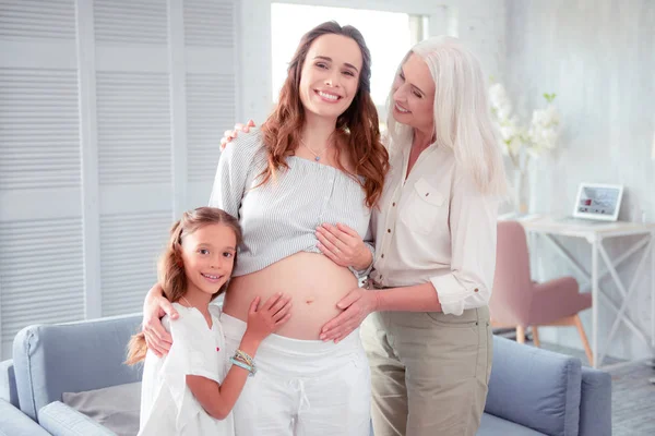 Femme aux cheveux gris passer du temps avec sa fille et sa petite-fille — Photo