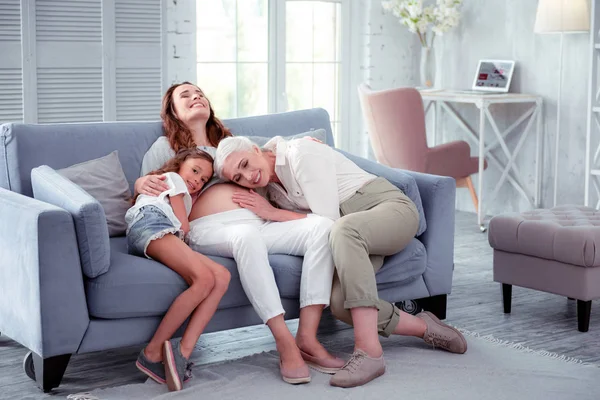 Mujer embarazada sintiéndose memorable con madre e hija — Foto de Stock