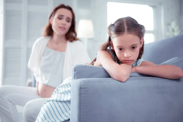 Dochter gevoel jaloers na het denken over de toekomst kleine broertje — Stockfoto