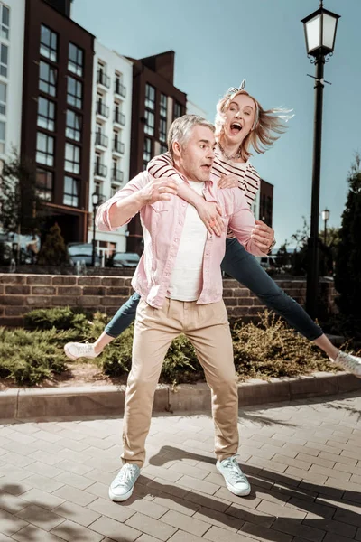 Mulher feliz alegre se divertindo com seu marido — Fotografia de Stock