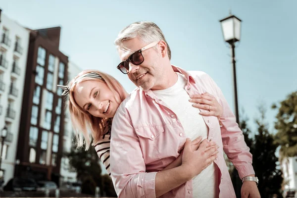 Encantada mulher positiva estar junto com seu marido — Fotografia de Stock