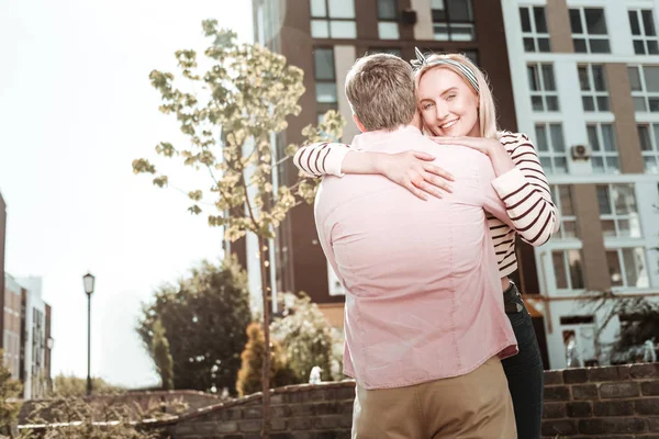 Positive nette junge Frau umarmt ihren Mann — Stockfoto
