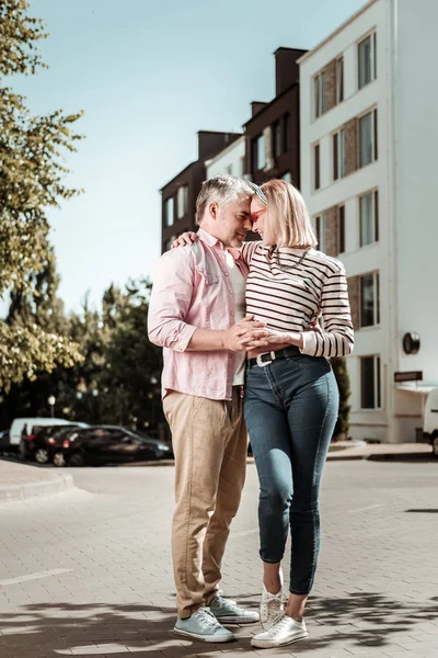 Mooi positief paar lopen samen in de buurt van hun huis — Stockfoto