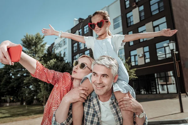 Pozitivní šťastná rodina, když si spolu berou selu — Stock fotografie