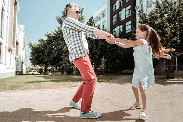 Positivo encantado homem brincando com sua filha — Fotografia de Stock
