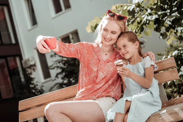 Nagyon örülök, pozitív nő vesz egy selfie lányával — Stock Fotó