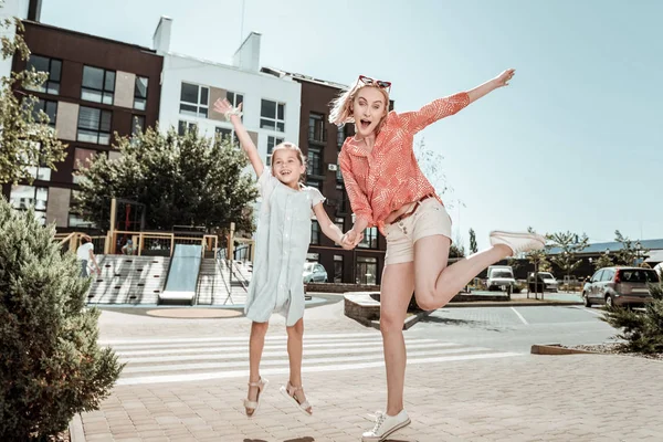 Alegre buena madre e hija tomados de la mano — Foto de Stock