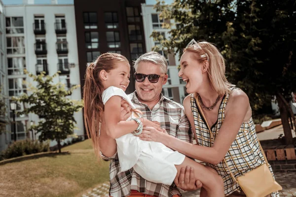 Kızı tutan neşeli güzel pozitif adam