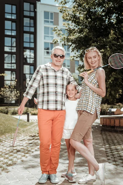 Szép boldog Egyesült család játék tollaslabda együtt — Stock Fotó
