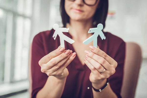 Professionele familie therapeut praten met de klant over echtscheiding — Stockfoto