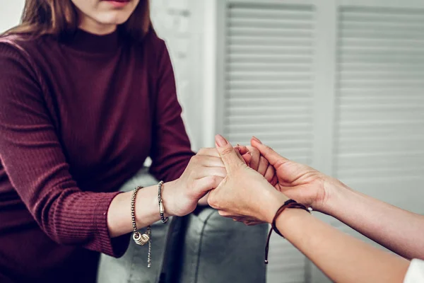 Cliente del terapeuta di famiglia che indossa maglione scuro stringendo le mani — Foto Stock