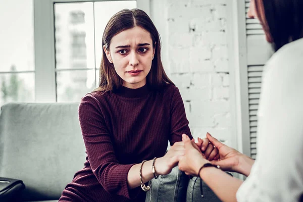 Young emotional woman visiting family therapist after breakup — Stock Photo, Image