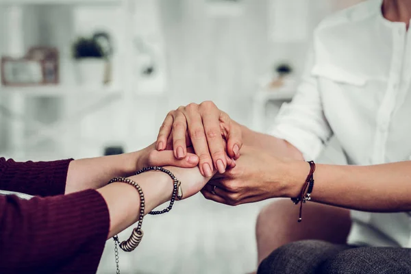 Klient av psykolog klädd i två arm band känner sig tacksam — Stockfoto