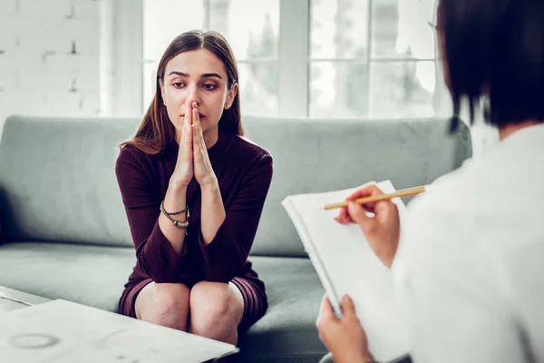 Jonge vrouw gevoel doordachte delen problemen met psycholoog — Stockfoto